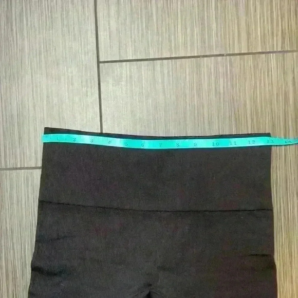 Women's Black Ribbed Knit Mid-Rise Athleisure Comfort Pull On Bike Shorts - Picture 2 of 6